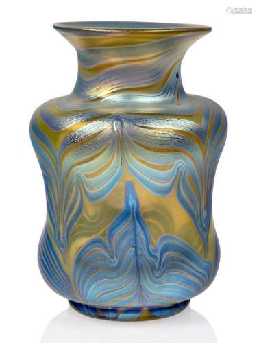 Loetz (Autriche), un vase en verre irisé Phaenomen à bord év...
