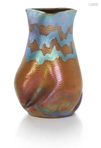 Loetz (Autriche), un vase en verre irisé Phaenomen, c.1902, ...