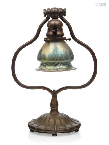 Studios Tiffany, une lampe de table en bronze patiné avec un...