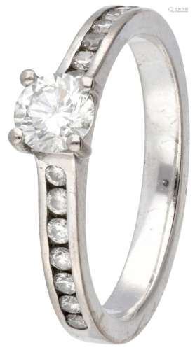 14K. White gold shoulder ring set with approx. 0.51 ct. diam...