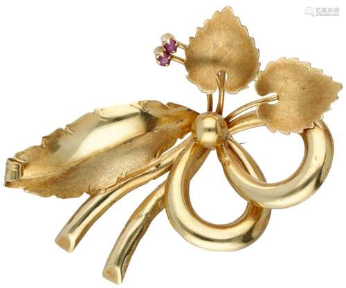 14K. Yellow gold antique brooch set with approx. 0.12 ct. ru...