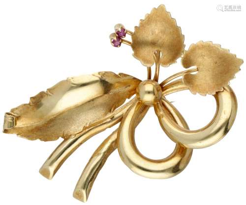 14K. Yellow gold antique brooch set with approx. 0.12 ct. ru...
