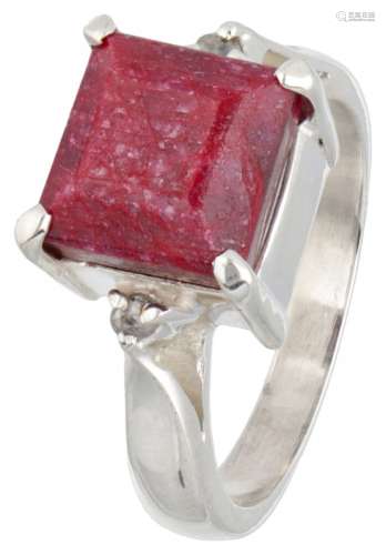 Silver solitaire ring set with a ruby - 925/1000.