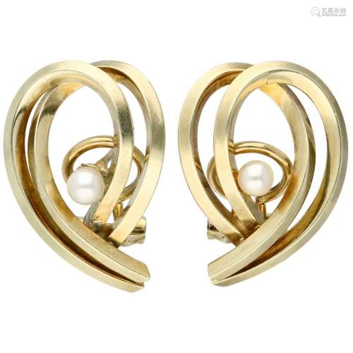 14K. Yellow gold vintage earrings set with cultured freshwat...