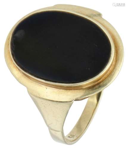 14K. Yellow gold oval signet ring set with onyx.