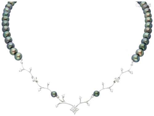18K. White gold Mikura Pearls necklace set with approx. 0.59...