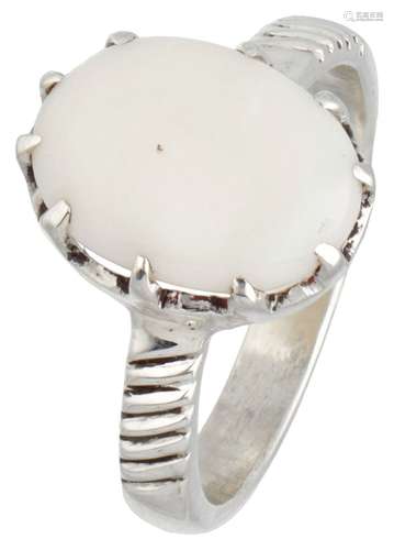 Silver ring set with a white opal - 925/1000.