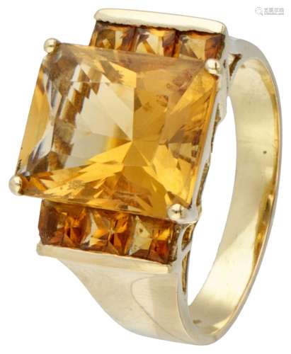 18K. Yellow gold shoulder ring set with citrine.