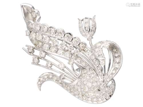 18K. White gold flower decor brooch set with approx. 3.17 ct...