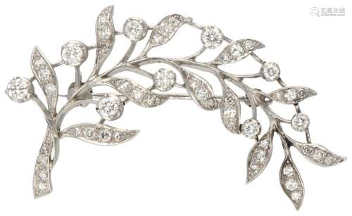 18K. White gold leaf-shaped brooch set with approx. 1.20 ct....