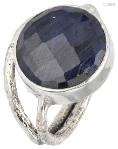 Silver solitaire ring set with a sapphire - 925/1000.