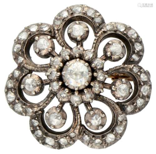 14K. Yellow gold vintage flower-shaped brooch set with diamo...