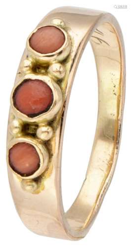 14K. Rose gold antique 3-stone ring set with red coral.