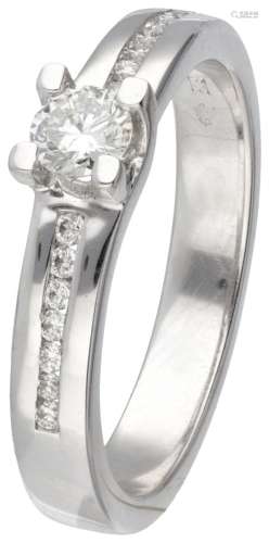 14K. White gold shoulder ring set with approx. 0.38 ct. diam...