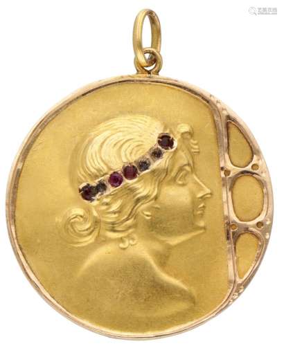 18K. Yellow gold Art Nouveau pendant with an elegant lady se...