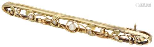 14K. Yellow gold brooch set with seed pearls.