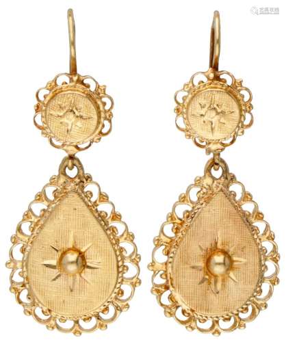 BLA 10K. Yellow gold earrings with graceful engraved details...