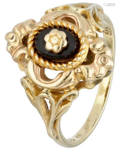 14K. Yellow gold vintage ring set with onyx.