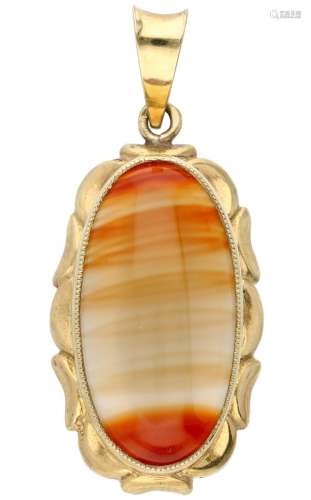 Vintage pendant with agate in a 14K. yellow gold frame.