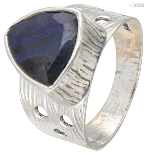 Silver solitaire ring set with a sapphire - 925/1000.