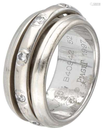 18K. White gold Piaget 'Possession' ring set with approx. 0....