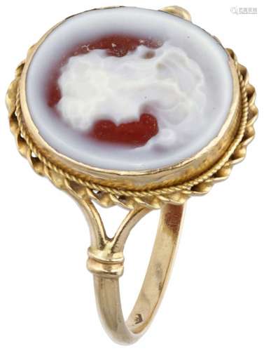 18K. Yellow gold cameo ring with cord rim.