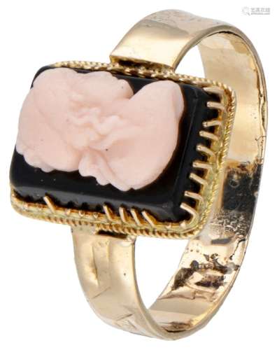 BLA 10K. Yellow gold ring with a cameo set on onyx.
