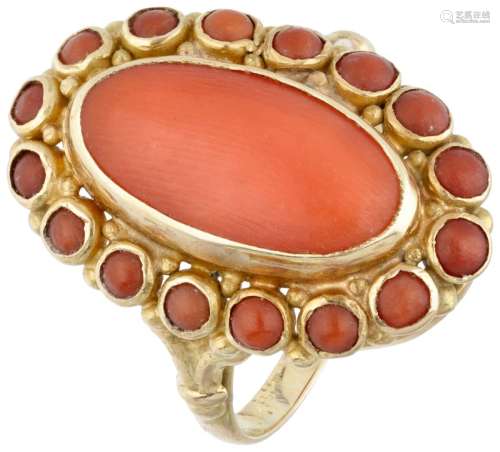 14K. Yellow gold ring set with red coral.