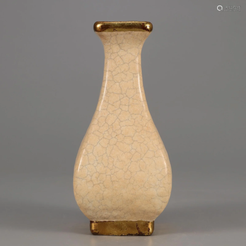 A Guan-ware Crackle Vase Ming Dynasty