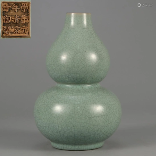 A Guan-ware Double Gourds Vase Qing Dynasty