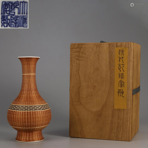 A Famille Rose Vase with Box Qing Dynastyè½