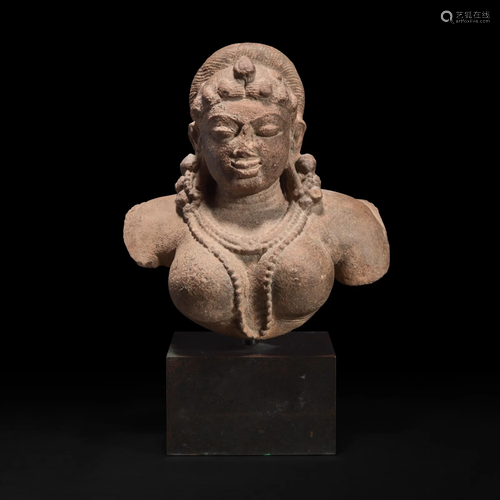 An Indian carved stone bust of a female deity 印