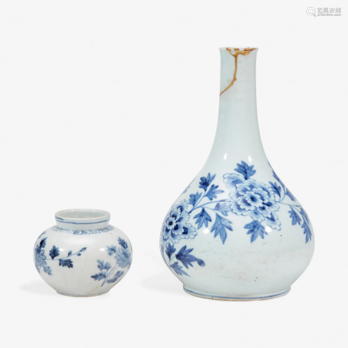 Two Korean blue and white porcelain vases 高