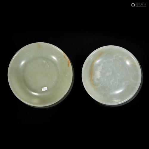 Two similar Chinese jade circular dishes 玉