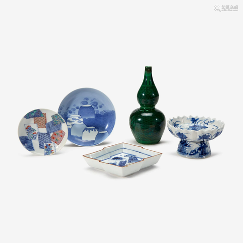 Five assorted porcelain vases and dishes 日