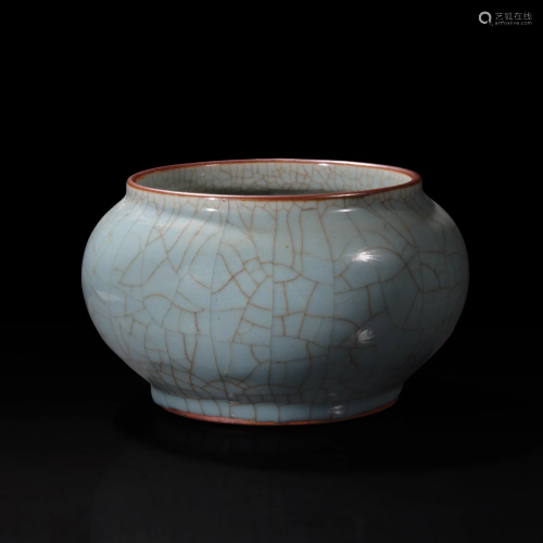 A Chinese guan-style globular jar 官窑