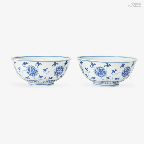 A pair of Chinese blue and white porcelain bowls