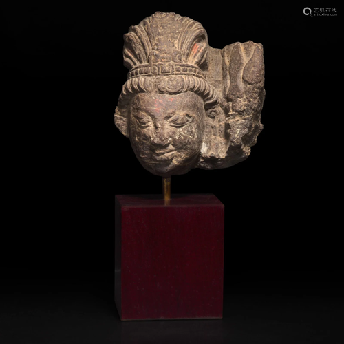 A carved stone head, possibly Shiva 石雕