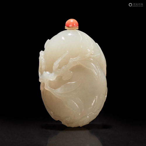 A finely-carved Chinese white jade snuff bottle 白