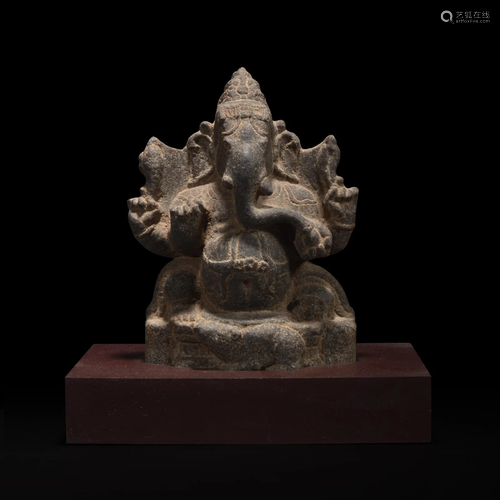 A carved stone figure of Ganesh 象神石