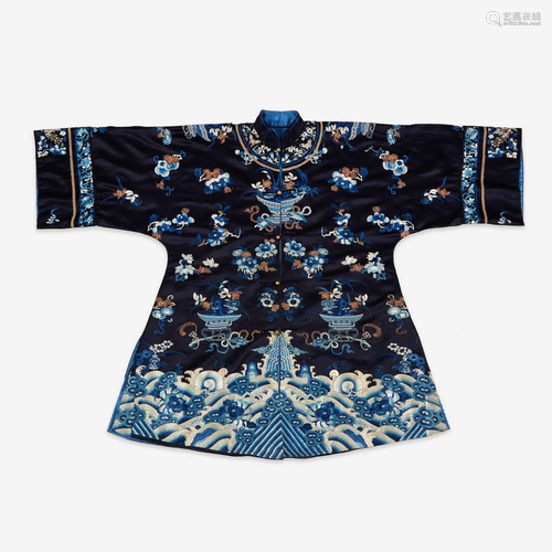 A Chinese embroidered silk lady's robe 刺绣