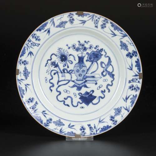 A porcelain charger decorated with antiques, China, Qianglon...