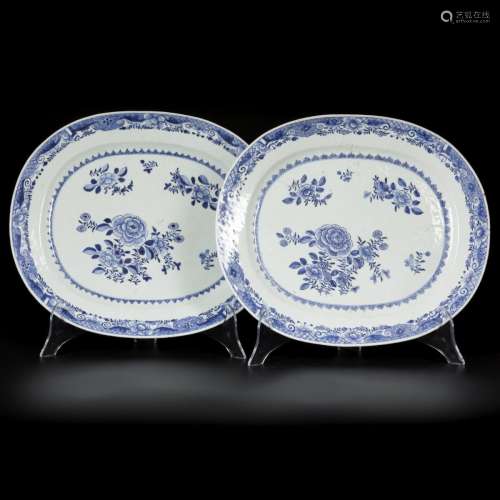 A set of (2) porcelain dishes with floral decoration, China,...