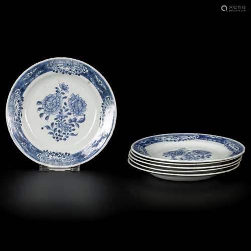 A set of (6) porcelain plates with floral decoration, China,...