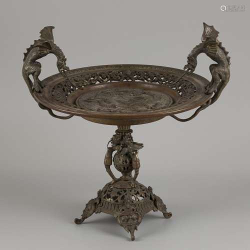 A cast bronze tazza decorated with bronze dragons and restin...