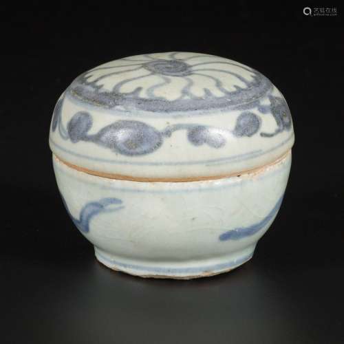A porcelain lidded box with floral decorations, China, Ming.