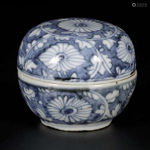 A porcelain lidded box with floral decorations, China, Wanli...