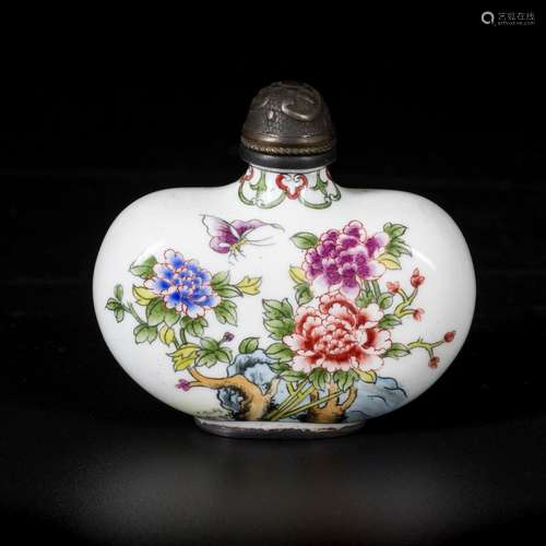 An enamel snuff bottle decorated with flowers, marked Qiangl...