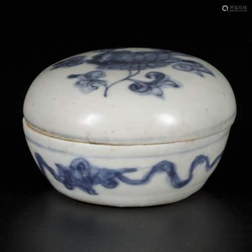 A porcelain lidded box with decor of a flower, China, Ming.