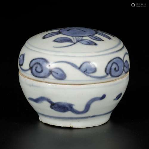 A porcelain lidded box with floral decor, China, Ming.